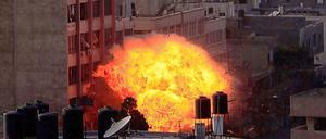 Israel setzt seine Luftangriffe auf Gaza unvermindert fort. Eine Bodenoffensive soll aber verschoben werden, um Verhandlungen über einen Waffenstillstand zu ermöglichen.