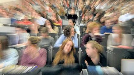 Studierende sitzen im Hörsaal.