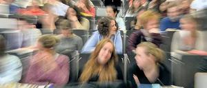 Studierende sitzen im Hörsaal.