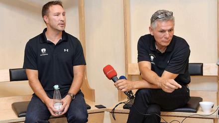 Kabinenpredigt? Trainer Jeff Tomlinson (l.) und Manager Peter John Lee stellen sich den Fragen der Journalisten.
