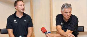 Kabinenpredigt? Trainer Jeff Tomlinson (l.) und Manager Peter John Lee stellen sich den Fragen der Journalisten.