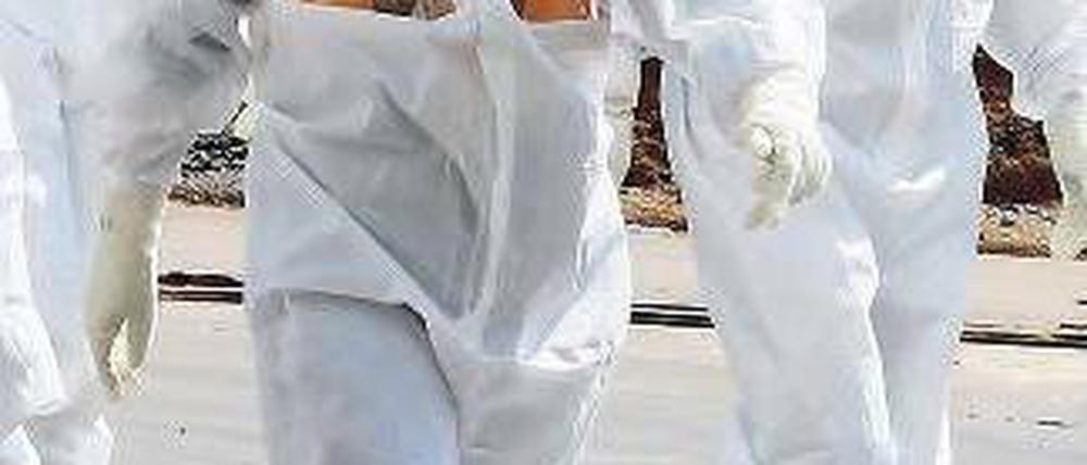 Chefinspektion. Japans Premier Abe (Mitte) beim Besuch in Fukushima. Foto: dpa