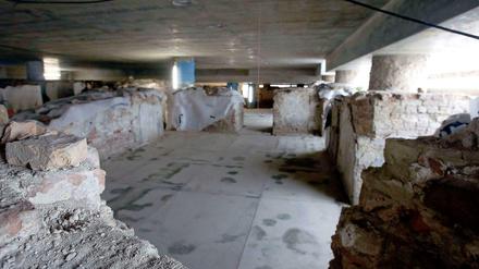 Schlosskammer. Unter dem Schloss lagen die Kammer des Schlosskommandanten, die Stube des Portiers, die Küche und später auch Heizungsräume.