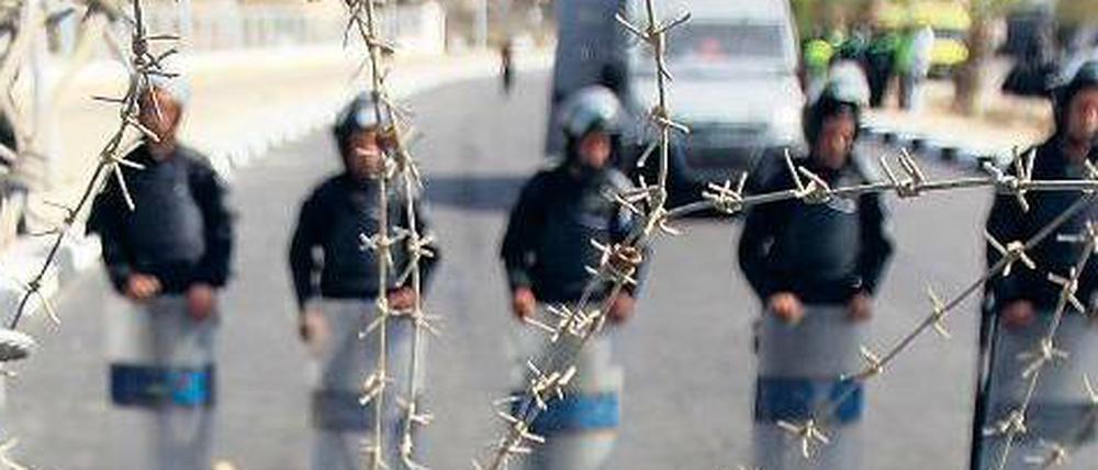 Protest mit Koran. Obwohl der Ort für den Prozess gegen den gestürzten Präsidenten kurzfristig verlegt worden war, fanden sich Demonstranten ein. 