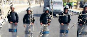 Protest mit Koran. Obwohl der Ort für den Prozess gegen den gestürzten Präsidenten kurzfristig verlegt worden war, fanden sich Demonstranten ein. 