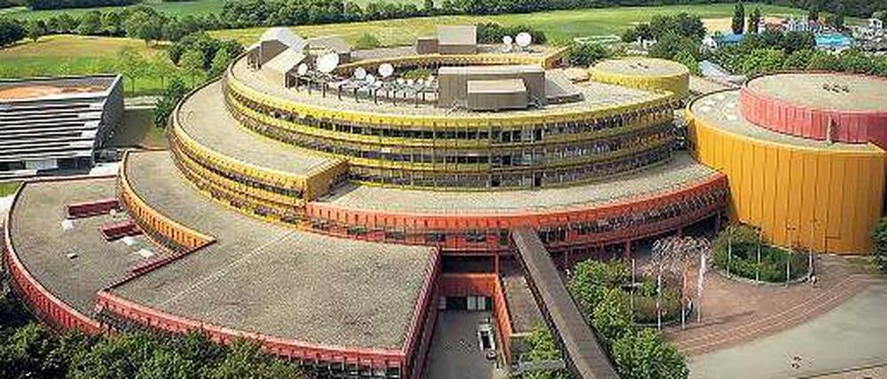 Politisch-medialer Komplex? Die Verfassungsrechtler wollen das ZDF – im Bild der Hauptsitz am Mainzer Lerchenberg – gründlich durchleuchten. Foto: dpa