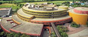 Politisch-medialer Komplex? Die Verfassungsrechtler wollen das ZDF – im Bild der Hauptsitz am Mainzer Lerchenberg – gründlich durchleuchten. Foto: dpa