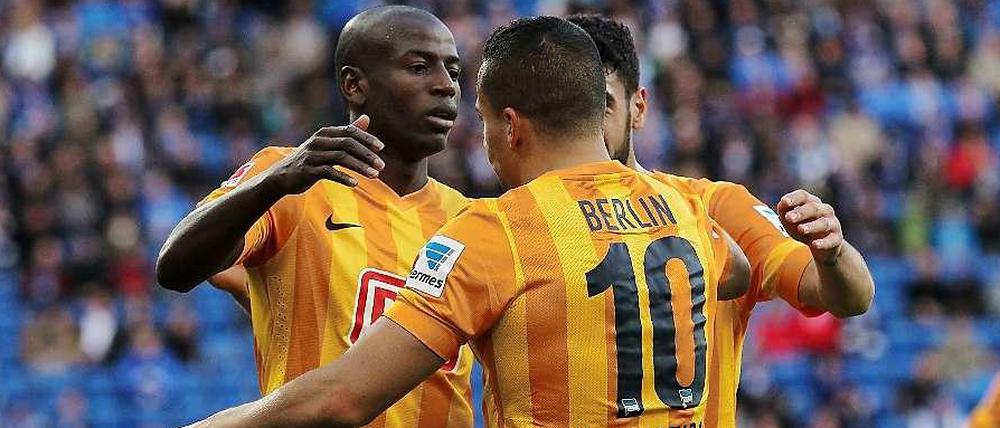 Adrian Ramos (l.) erzielte das 2:0 und das entscheidende 3:2 für Hertha BSC.