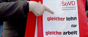 "Gleicher Lohn für gleiche Arbeit": Was der Sozialverband Deutschland seit Jahren auf seinen Beuteln stehen hat, wollen sich Union und SPD nun auf die Fahnen schreiben.
