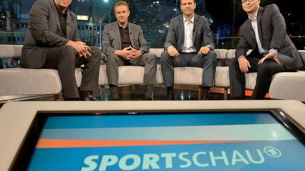 Moderator Matthias Opdenhövel (v.r.) sitzt mit seinen Premiere-Gästen, DFB-Teammanager Oliver Bierhoff, dem Sportdirektor des österreichischen Bundesligisten Red Bull Salzburg, Ralf Rangnick und dem ehemaligen österreichischen Torwart des VfB Stuttgart, Franz Wohlfahrt, im Glasstudio des Stadions. Der neue Fussball-Talk der ARD nach Länderspielen ersetzt die Sendung "Waldis Club" mit dem ehemaligen Moderator Waldemar Hartmann.