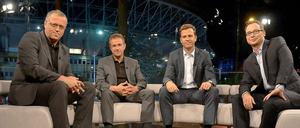 Moderator Matthias Opdenhövel (v.r.) sitzt mit seinen Premiere-Gästen, DFB-Teammanager Oliver Bierhoff, dem Sportdirektor des österreichischen Bundesligisten Red Bull Salzburg, Ralf Rangnick und dem ehemaligen österreichischen Torwart des VfB Stuttgart, Franz Wohlfahrt, im Glasstudio des Stadions. Der neue Fussball-Talk der ARD nach Länderspielen ersetzt die Sendung "Waldis Club" mit dem ehemaligen Moderator Waldemar Hartmann.