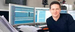 Großes Besteck. Karim Sebastian Elias in seinem Zehlendorfer Tonstudio.