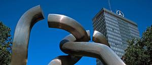 Ganz oben auf dem Europa-Center dreht sich der zehn Meter hohe Mercedes-Stern. 