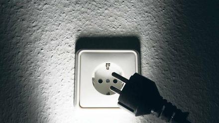 Einfach mal den Stecker ziehen: Strom sparen wird immer wichtiger, je weiter die Preise in die Höhe gehen. Der nächste Preissprung ist schon in Sicht: Die EEG-Umlage steigt zum 1. Januar auf 6,24 Cent pro Kilowattstunde. 