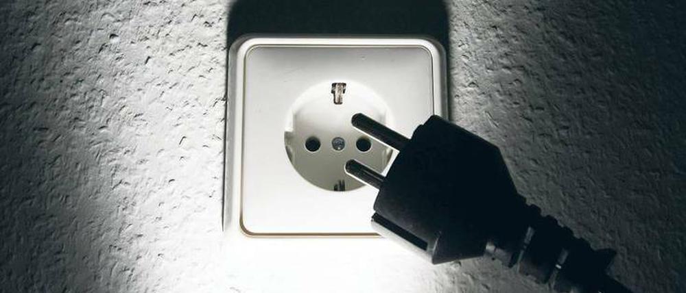 Einfach mal den Stecker ziehen: Strom sparen wird immer wichtiger, je weiter die Preise in die Höhe gehen. Der nächste Preissprung ist schon in Sicht: Die EEG-Umlage steigt zum 1. Januar auf 6,24 Cent pro Kilowattstunde. 