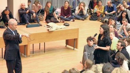 Michael Sandel spricht an der Freien Universität im Hörsaal mit einer Studentin.