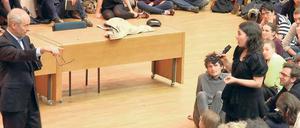 Michael Sandel spricht an der Freien Universität im Hörsaal mit einer Studentin.