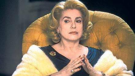 Schön einsam. Catherine Deneuve in François Ozons Komödie „8 Frauen“ (2002). 