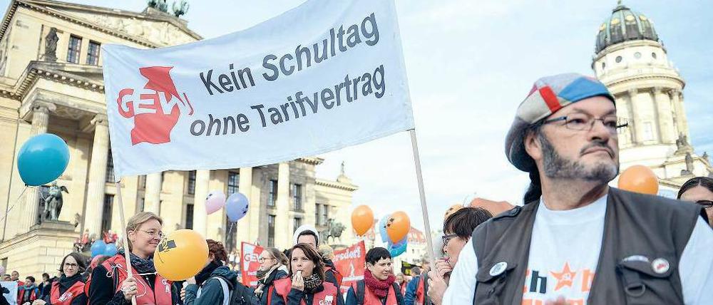 Mit Luftballons und Pfeifen. Am Montag streikten über 2000 angestellte Lehrer in Berlin. Auf dem Gendarmenmarkt versammelten sie sich zu einer Kundgebung.