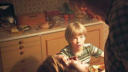 Böser Vater, zartes Kind. Pete (Olavi Angervo) wird immer wieder Zeuge häuslicher Gewalt - in Peter Franzéns autobiografisch inspiriertem Film „Above Dark Waters“. 