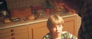 Böser Vater, zartes Kind. Pete (Olavi Angervo) wird immer wieder Zeuge häuslicher Gewalt - in Peter Franzéns autobiografisch inspiriertem Film „Above Dark Waters“. 