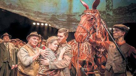 Steckenpferd. Das Ensemble von „Gefährten“ am Theater des Westens: Von links Vater Ted Narracott (Heinz Hoenig), Mutter Rose (Silke Geertz), Sohn Albert (Philipp Lind) und Pferd Joey. Foto: Stage Entertainmentnent/Morris Mac Matzen