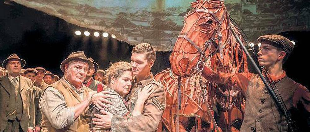 Steckenpferd. Das Ensemble von „Gefährten“ am Theater des Westens: Von links Vater Ted Narracott (Heinz Hoenig), Mutter Rose (Silke Geertz), Sohn Albert (Philipp Lind) und Pferd Joey. Foto: Stage Entertainmentnent/Morris Mac Matzen