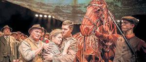 Steckenpferd. Das Ensemble von „Gefährten“ am Theater des Westens: Von links Vater Ted Narracott (Heinz Hoenig), Mutter Rose (Silke Geertz), Sohn Albert (Philipp Lind) und Pferd Joey. Foto: Stage Entertainmentnent/Morris Mac Matzen