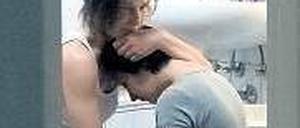 Am Verzweifeln. Katja (Sabine Wolf, links) und Isa (Karina Plachetka). Foto: ZDF