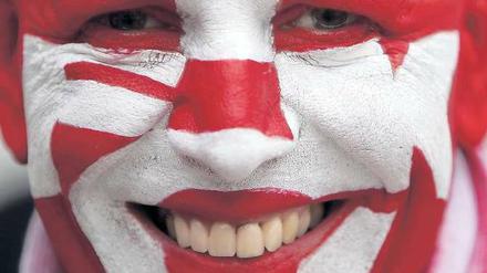Echter Fan. Fußball im Fernsehen ist schön, Fußball im Stadion ist schöner. Foto: dpa