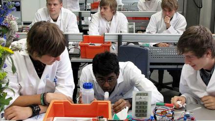 Schüler experimentieren im Labor.
