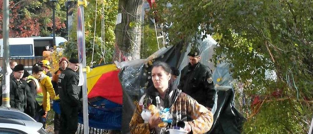 Die Baumbesetzer an der Crellestraße holen ihre Sachen aus den Zelten. Anschließend wird der Baum gefällt.