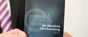 Der Vorsitzende des Bundes der Steuerzahler (BdSt) Nordrhein-Westfalen, Heinz Wirz, stellte am Donnerstag das Schwarzbuch 2013 vor. Es enthält Beispiele für Steuergeldverschwendung.