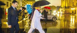 Eiligen Schrittes voran - nur: In welche Richtung eigentlich? Cem Özdemir und Claudia Roth eilen nach den Sondierungsgesprächen mit der Union am Donnerstag im Regen aus dem Reichstagsgebäude.