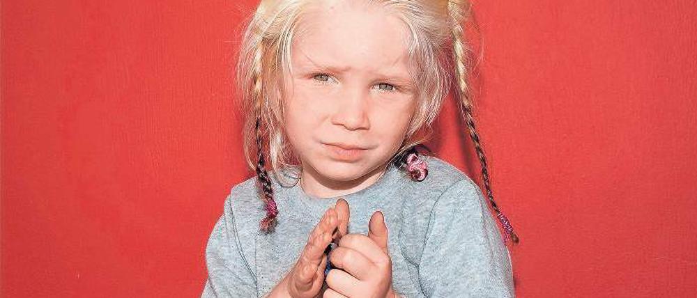 Rätsel einer Kindheit. Die vierjährige Maria wurde am Wochenende von griechischen Polizisten aus den Händen einer Roma-Familie befreit. Die Familie steht im Verdacht, das Kind entführt zu haben und verwickelt sich in Widersprüche. Nach den leiblichen Eltern wird nun auch über Griechenland hinaus gesucht. Foto: Reuters