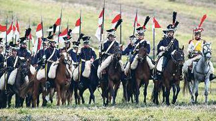 Hauen und Stechen. Und dann Fröhlichsein: Die internationale „Reenactment“-Szene kam nach Leipzig, um die Völkerschlacht nachzustellen. Foto: dpa