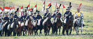 Hauen und Stechen. Und dann Fröhlichsein: Die internationale „Reenactment“-Szene kam nach Leipzig, um die Völkerschlacht nachzustellen. Foto: dpa