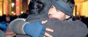 Lichter der Hoffnung. Am Samstagabend setzten die Flüchtlinge am Brandenburger Tor ihren Hungerstreik aus und fielen sich erleichtert in die Arme. Foto: Christian Ditsch/version-foto