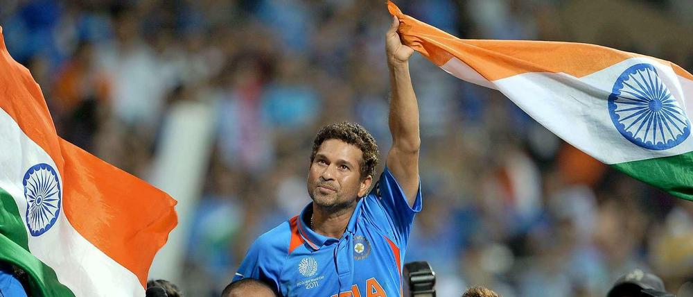 Indiens Cricket-Nationalspieler tragen ihren Mitspieler Sachin Tendulkar nach dem Sieg im Weltmeisterschaftsfinale 2011 gegen Sri Lanka auf Schultern.