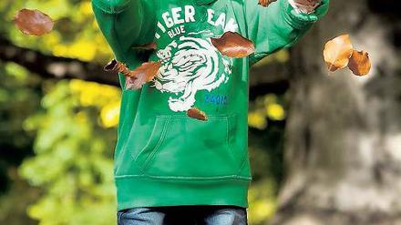 Blatt für Blatt. Das schöne Oktoberwetter verlockt auch Schnullerträger zum Spielen im Laub – wie hier im Tiergarten. 