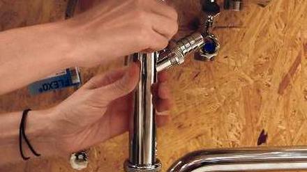 Fummelarbeit. Gar nicht so einfach, ein funktionierendes Waschbecken zu installieren.