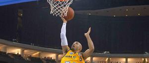 Überragend. Alba Berlins David Logan beim Korbleger gegen chancenlose Ludwigsburger.