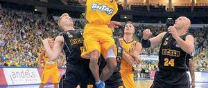 Hoch oben. Alba Berlins Topscorer David Logan (oben) kam gegen Ludwigsburg auf 17 Punkte. Da konnten seine Gegenspieler nur staunen.Foto: camera4