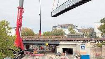 Außenarbeiten. Vor einer Woche entstand dieses Foto, als mit einem großen Kran gearbeitet wurde. Das Unglück hingegen ereignete sich bei Arbeiten mit kleinerem Gerät in der Bahnhofshalle. Foto: Florian Schuh/dpa