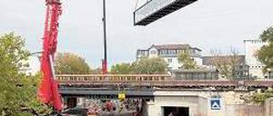 Außenarbeiten. Vor einer Woche entstand dieses Foto, als mit einem großen Kran gearbeitet wurde. Das Unglück hingegen ereignete sich bei Arbeiten mit kleinerem Gerät in der Bahnhofshalle. Foto: Florian Schuh/dpa