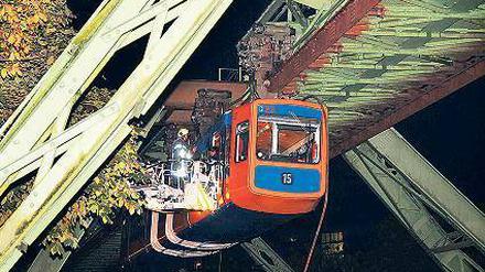 Panne in Wuppertal. Eine Stromschiene ist herabgefallen. Foto: dpa