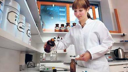Typisch Frau. Pharmazeutisch-technische Assistenten sind meist weiblich. Foto: dpa
