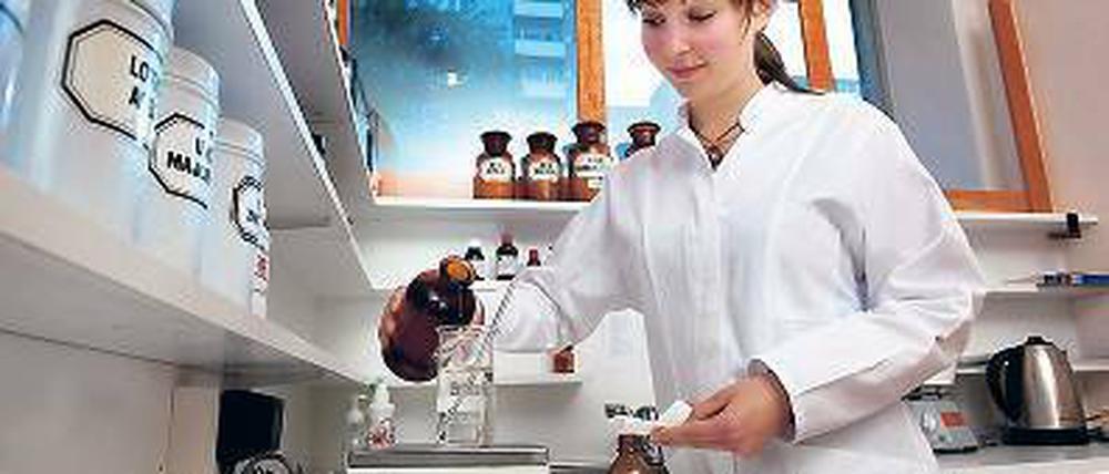 Typisch Frau. Pharmazeutisch-technische Assistenten sind meist weiblich. Foto: dpa