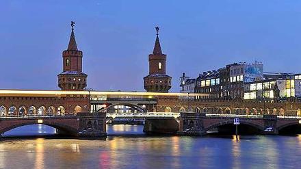 Auf der Oberbaumbrücke in Friedrichshain wurden am Samstag ein Motorradfahrer und sein Beifahrer angefahren.