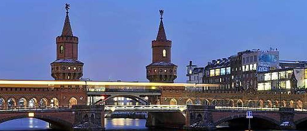 Auf der Oberbaumbrücke in Friedrichshain wurden am Samstag ein Motorradfahrer und sein Beifahrer angefahren.